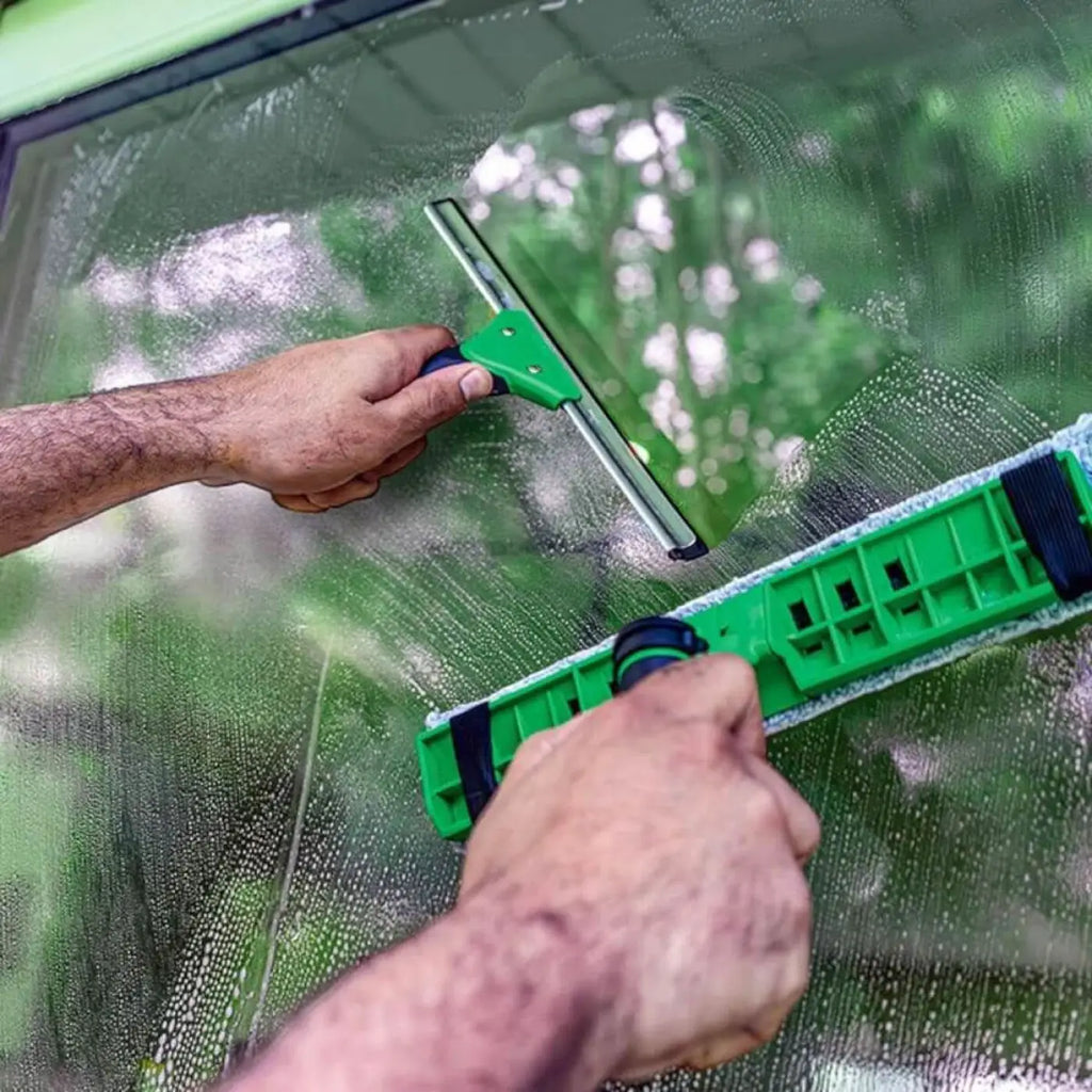 Grüner ungger fensterreiniger mit metallklinge und strukturiertem gummirand für arbeitshöhe 3m ak131