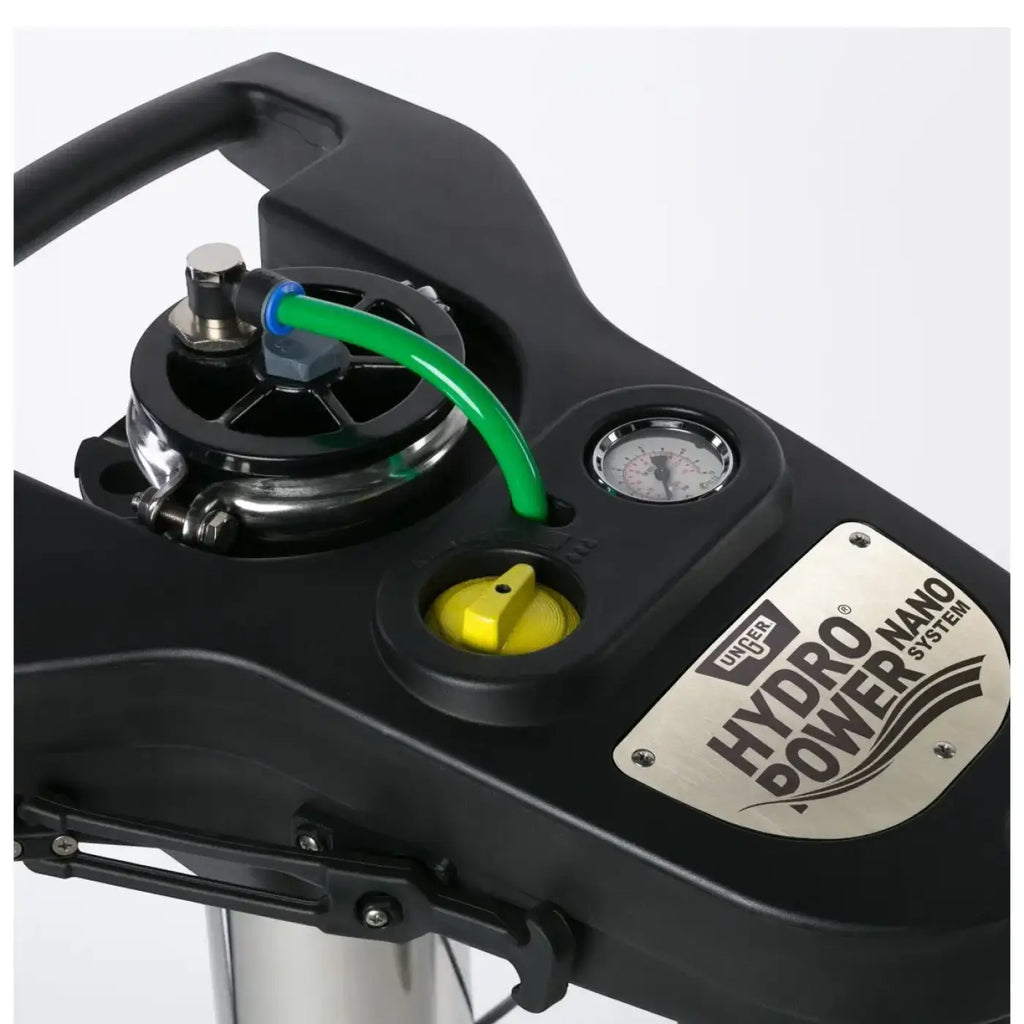 Schwarzes kunststoffgehäuse von unger hydropower nano filter basis mit grünem schlauch gelbem deckel und silbernem manometer