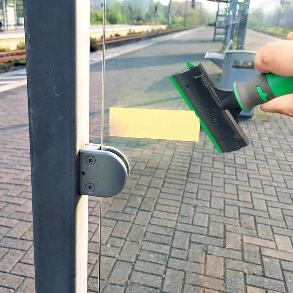 Ungers Kunststoffklingen 10cm e100p mit grün schwarzem squeegee und texturiertem griff aus Kunststoff