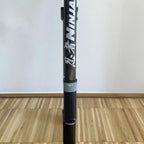 Schwarzer carbonfaser ninja scooter mit weißen japanischen zeichen und grauem griff in unger ninja 6in1 set