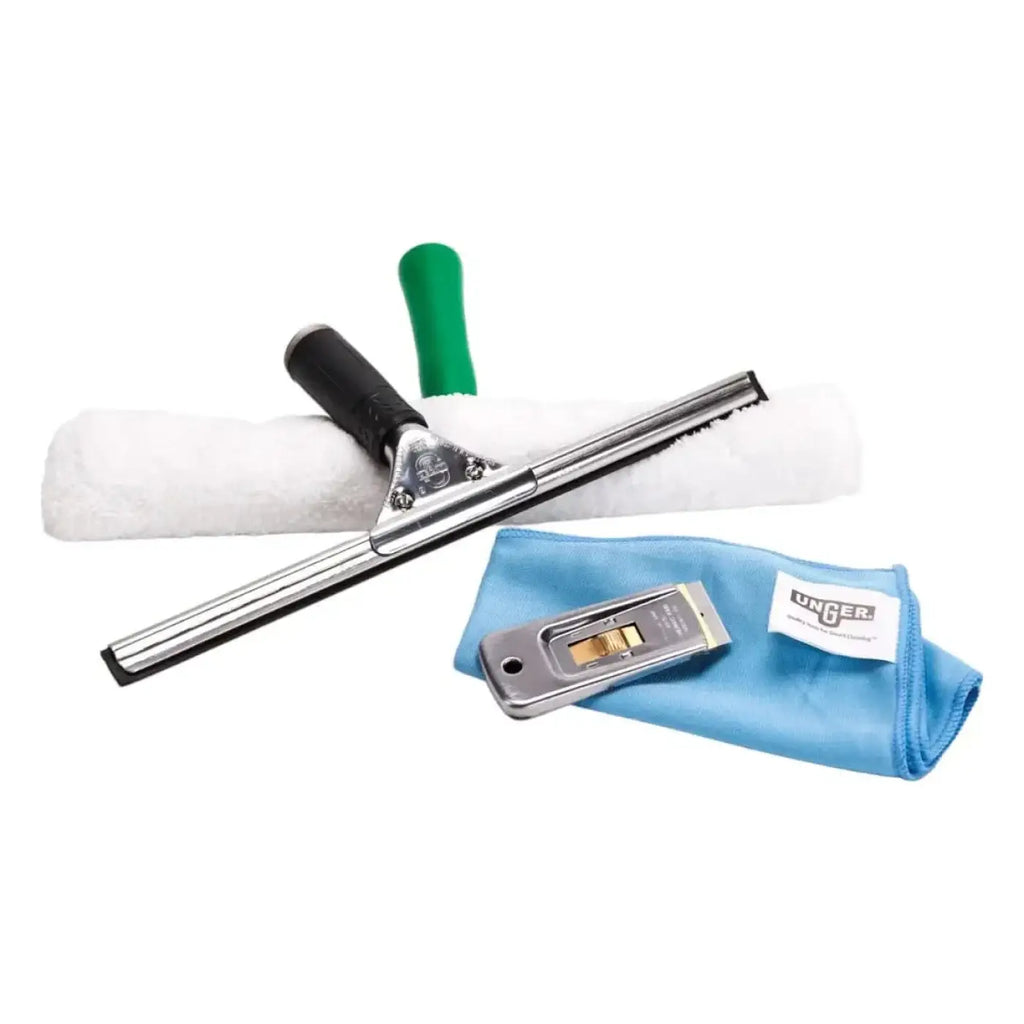 Silvergerähmter ungere scheibenwischer mit schwarzem griff und weißer mikrofaserrolle im ungler pro glasreiniger set