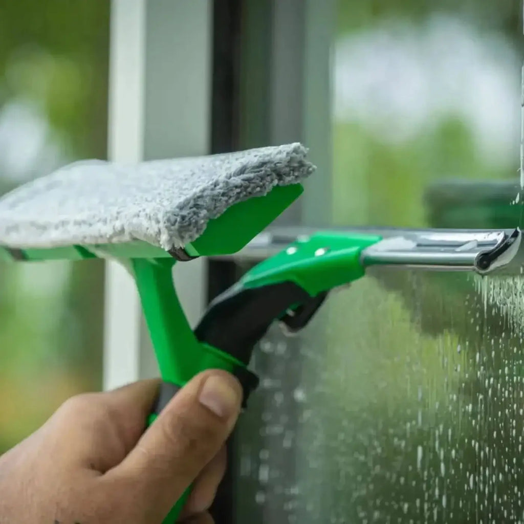 Unger visaversa pro pad grüngriff squeegee mit grauem mikrofaserkopf und metallrahmen für effiziente fensterreinigung