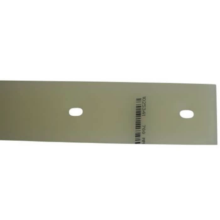 Graue metallklinge mit zwei ovalen löchern und barcode-etikett auf der rückseite des abreifblatts urethan hinten t5 71 cm arbeitsbreite