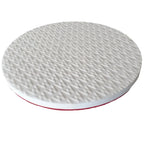 Weißes rundes polishing pad mit strukturierter oberfläche und erhöhtem v-muster sowie rotem rand von weber melamin reinigen pad w