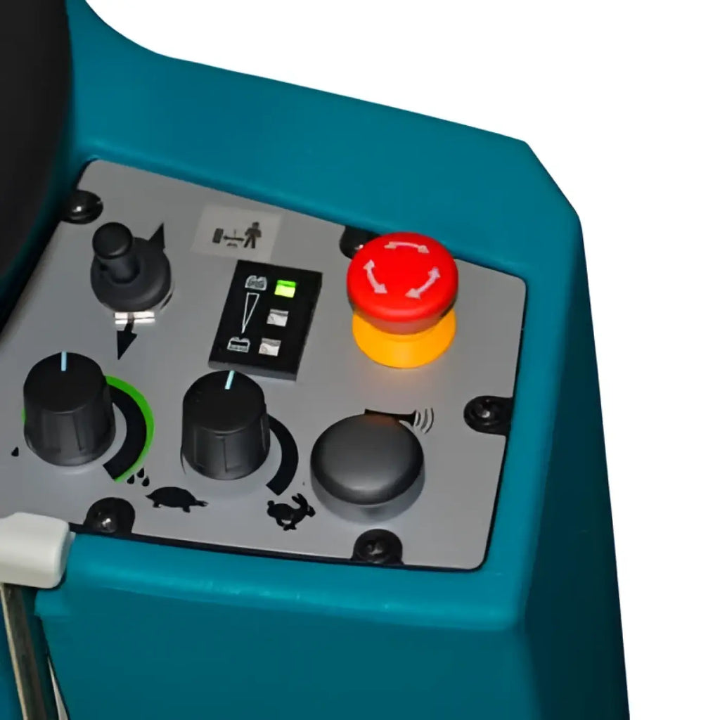 Tealfarbige industrielle bedienkonsole der wetrok drivematic delarge dosierscheuersaugmaschine mit rotem notausknopf und grünen anzeigeleuchten