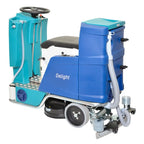 Wetrok drivematic delight dosing scheuersaugmaschine in blau und türkis mit lenkrad, sitz und angeschlossenen schläuchen