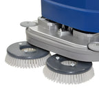 Blauer industrieller nasswischautomat wetrok duomatic endurer 75 dosing mit zwei grauen borsten und metallteilen