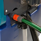 Grüner strukturierter schlauch verbunden mit schwarzem und orangefarbenem anschluss an blauer wetrok duomatic intense dosing scheuersaugmaschine 60